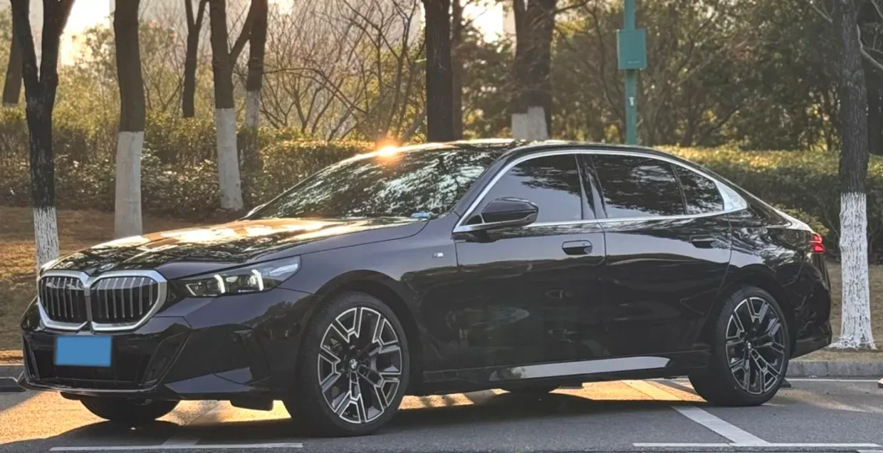2025 BMW 5 Series 2.0T 258HP L4 8AT,autocango,china used car exporter,china ev exporter,chinese used car exporter,chinese used ev exporter