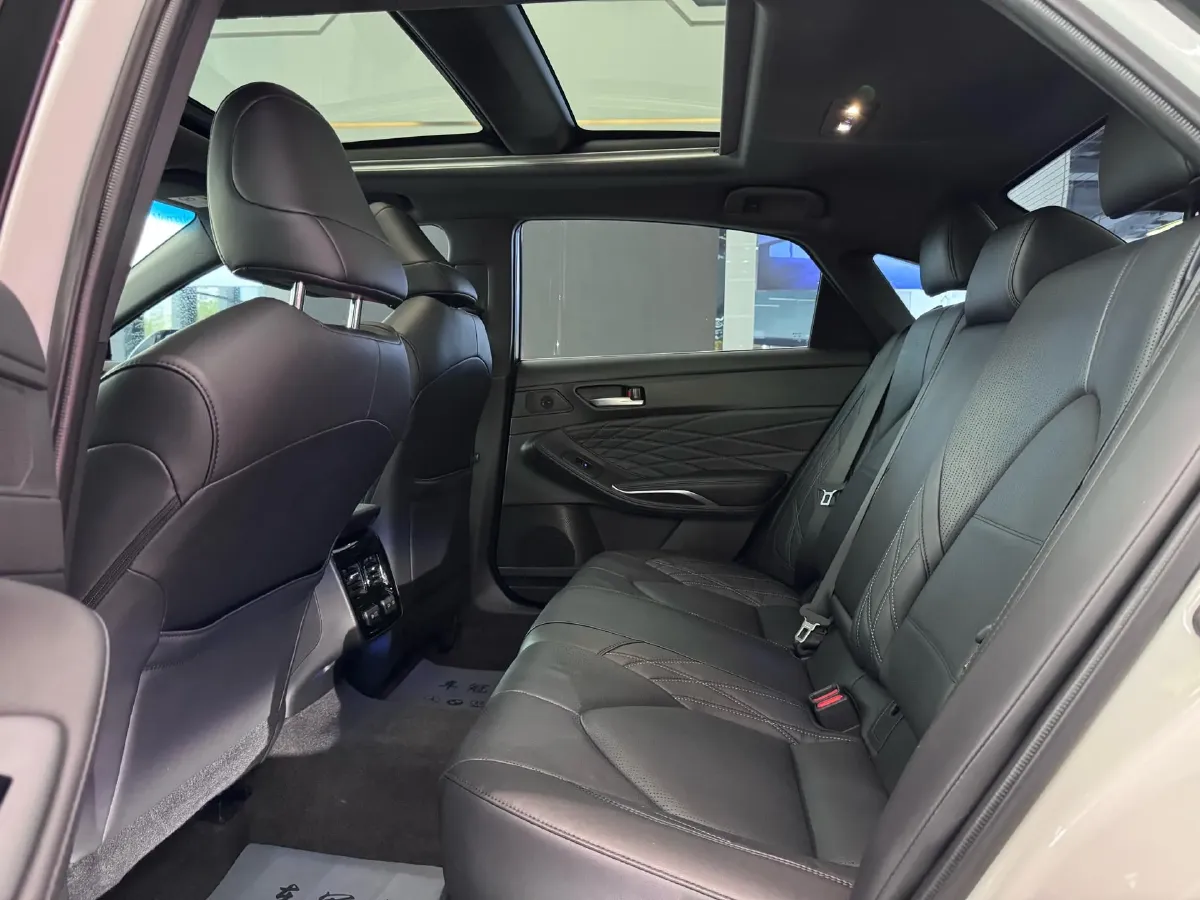 2022 Toyota Avalon 2.5L 209HP L4 8AT,autocango,china used car exporter,china ev exporter,chinese used car exporter,chinese used ev exporter