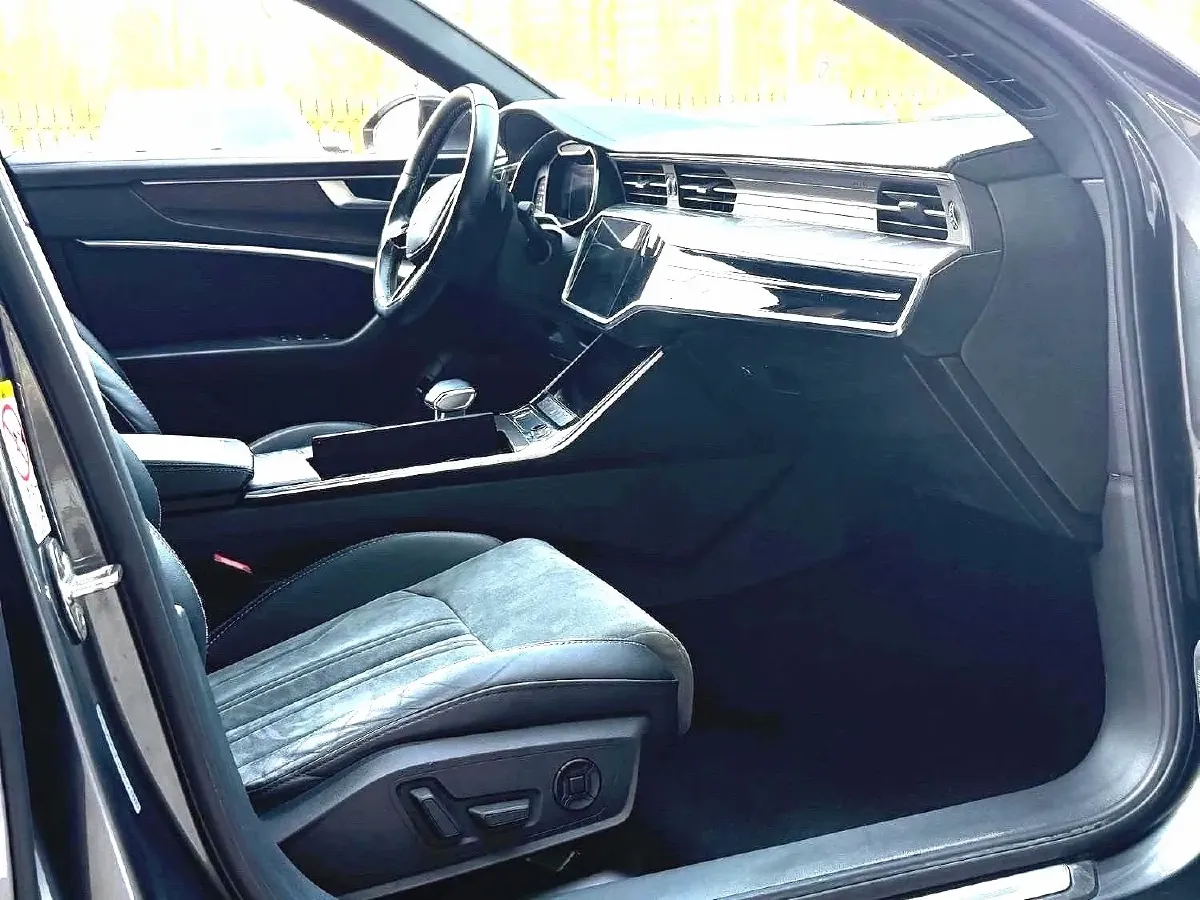 2022 Audi A6L 2.0T 224HP L4 7DCT,autocango,china used car exporter,china ev exporter,chinese used car exporter,chinese used ev exporter