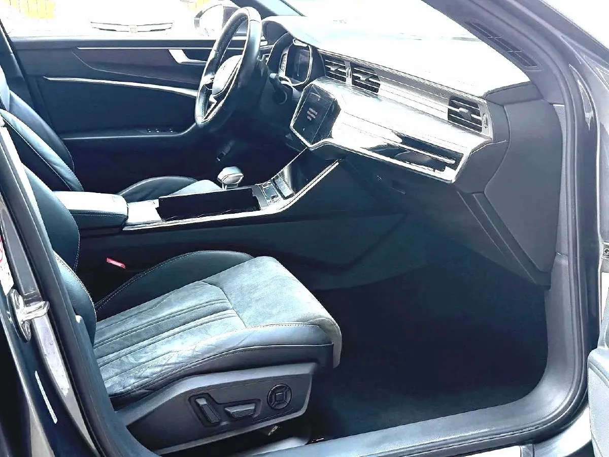 2022 Audi A6L 2.0T 224HP L4 7DCT,autocango,china used car exporter,china ev exporter,chinese used car exporter,chinese used ev exporter