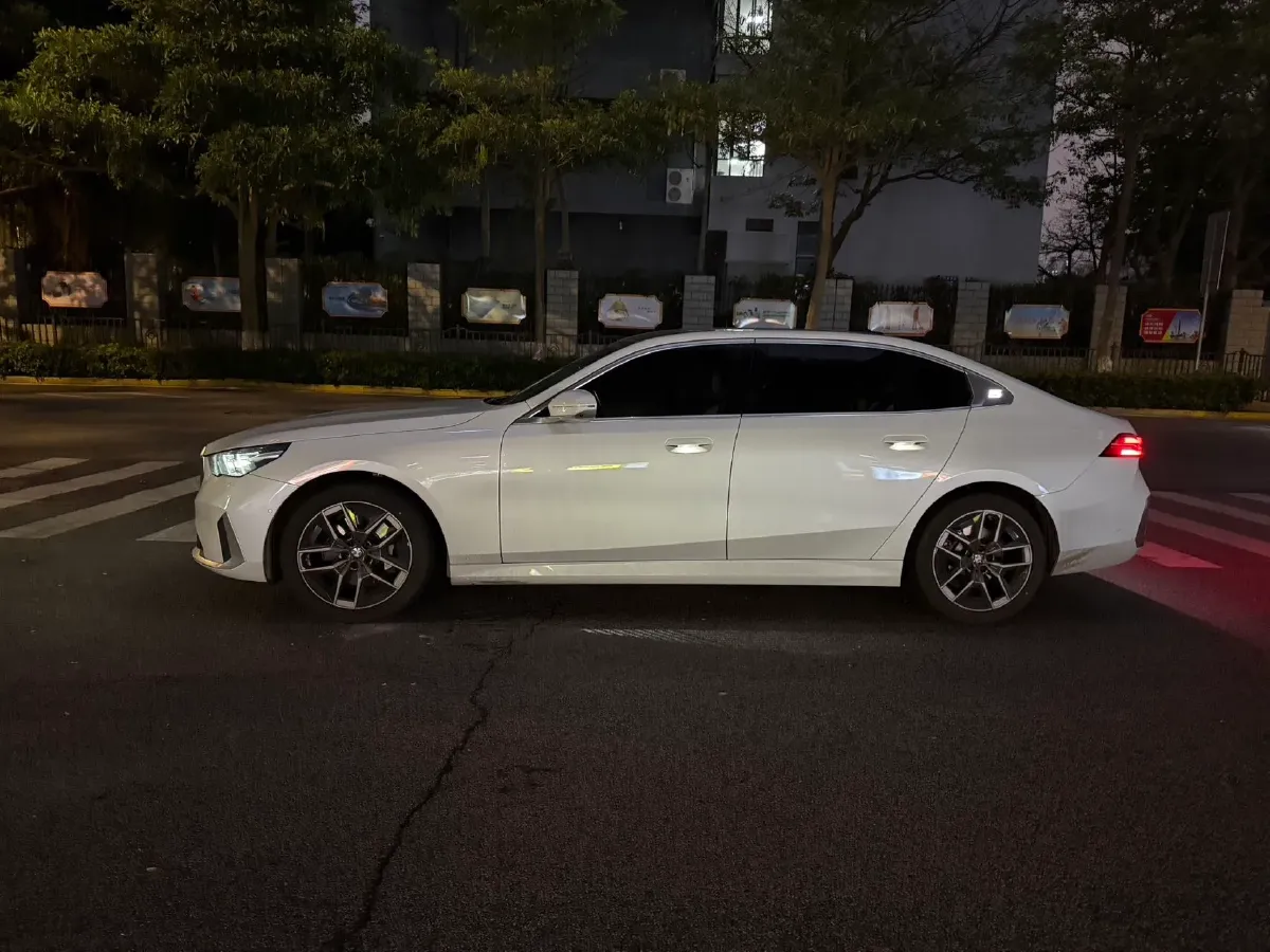 2024 BMW 5 Series 2.0T 258HP L4 8AT,autocango,china used car exporter,china ev exporter,chinese used car exporter,chinese used ev exporter