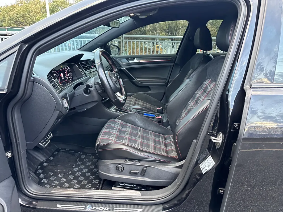 2018 Volkswagen GolfGTI 2.0T 220HP L4 7DCT,autocango,china used car exporter,china ev exporter,chinese used car exporter,chinese used ev exporter