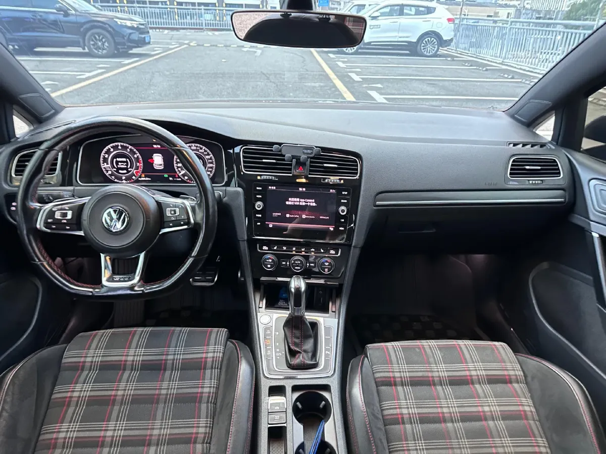 2018 Volkswagen GolfGTI 2.0T 220HP L4 7DCT,autocango,china used car exporter,china ev exporter,chinese used car exporter,chinese used ev exporter