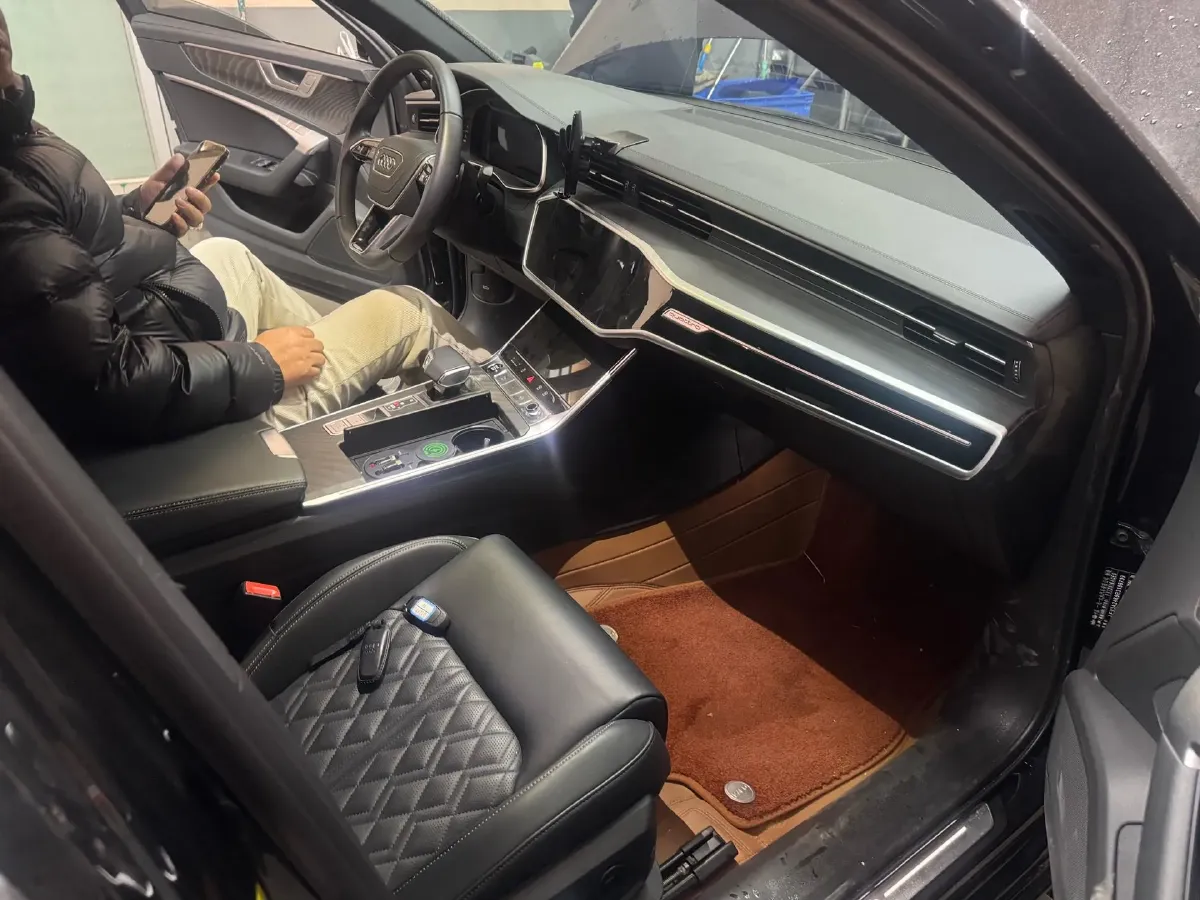 2024 Audi A6L 2.0T 245HP L4 7DCT,autocango,china used car exporter,china ev exporter,chinese used car exporter,chinese used ev exporter