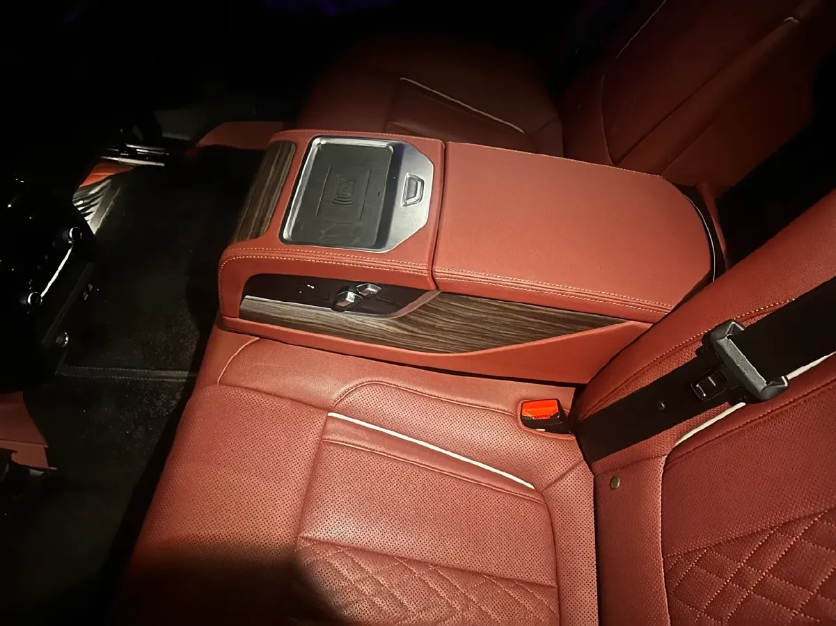 2022 BMW 5 Series 2.0T 252HP L4 8AT,autocango,china used car exporter,china ev exporter,chinese used car exporter,chinese used ev exporter