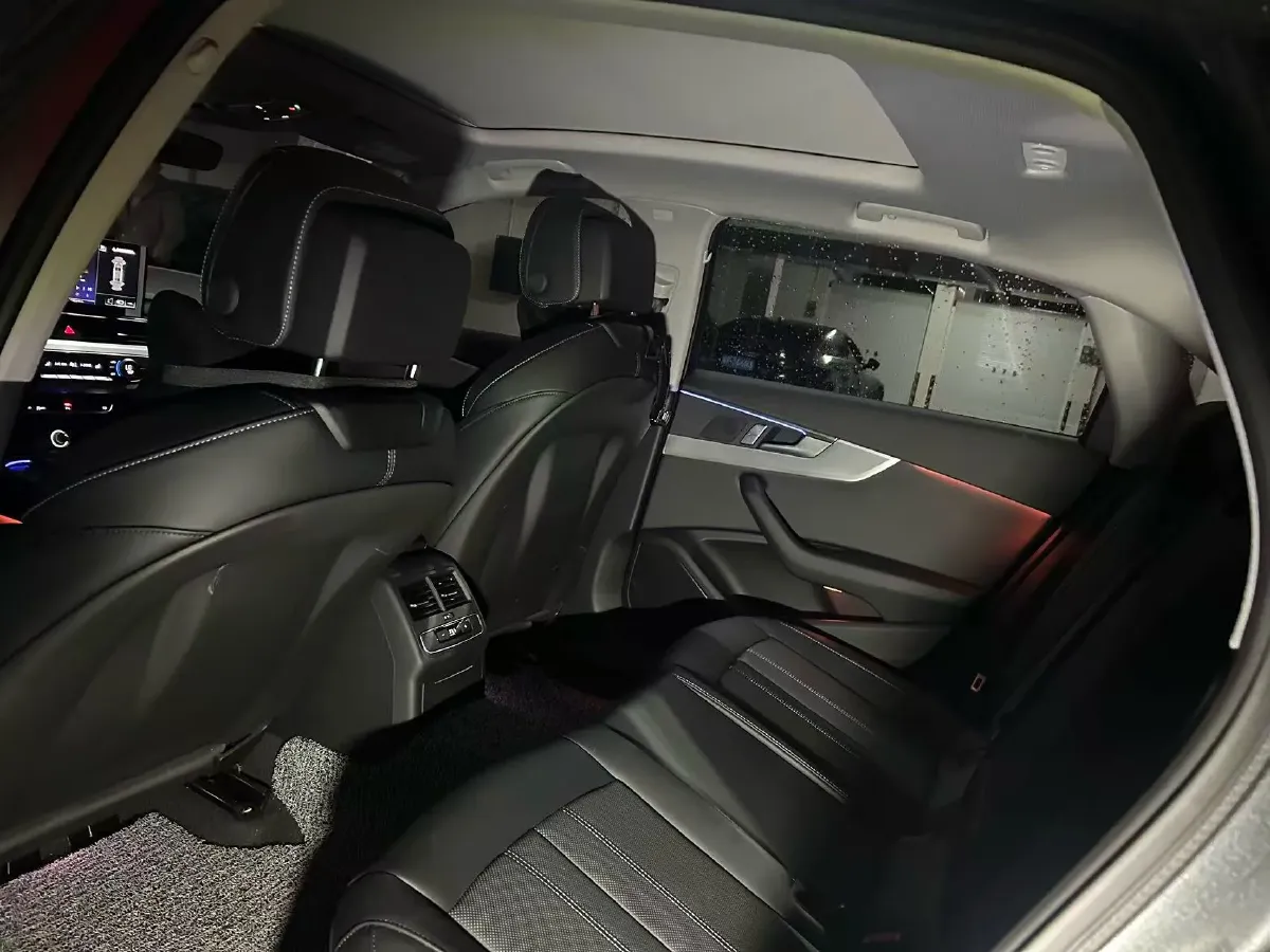 2025 Audi A4L 2.0T 190HP L4 7DCT,autocango,china used car exporter,china ev exporter,chinese used car exporter,chinese used ev exporter