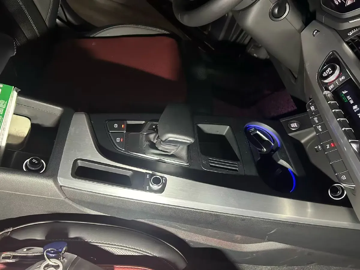 2025 Audi A4L 2.0T 190HP L4 7DCT,autocango,china used car exporter,china ev exporter,chinese used car exporter,chinese used ev exporter