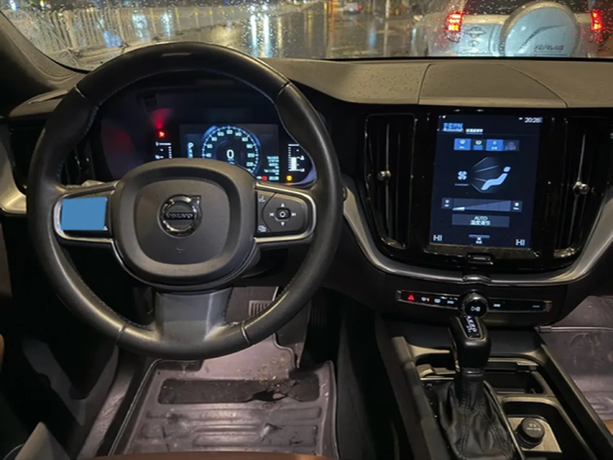 2021 Volvo XC60 2.0T 250HP L4 8AT,autocango,china used car exporter,china ev exporter,chinese used car exporter,chinese used ev exporter