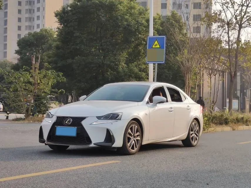 2017 Lexus IS 2.0T 245HP L4 8AT,autocango,china used car exporter,china ev exporter,chinese used car exporter,chinese used ev exporter
