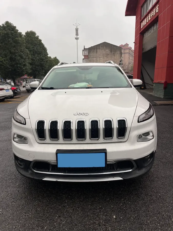 2017 Jeep Cherokee 2.4L 175HP L4 9AT,autocango,china used car exporter,china ev exporter,chinese used car exporter,chinese used ev exporter