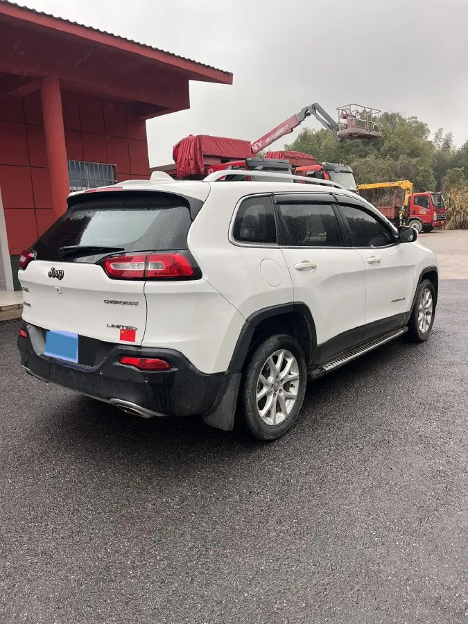 2017 Jeep Cherokee 2.4L 175HP L4 9AT,autocango,china used car exporter,china ev exporter,chinese used car exporter,chinese used ev exporter