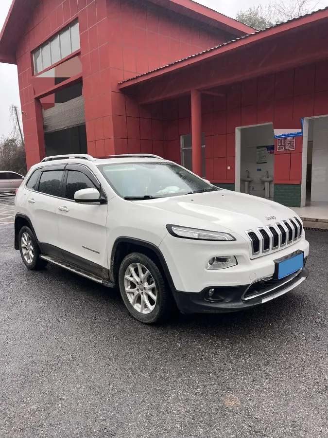 2017 Jeep Cherokee 2.4L 175HP L4 9AT,autocango,china used car exporter,china ev exporter,chinese used car exporter,chinese used ev exporter