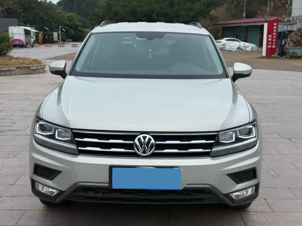 2018 Volkswagen Tiguan L 2.0T 186HP L4 7DCT,autocango,china used car exporter,china ev exporter,chinese used car exporter,chinese used ev exporter