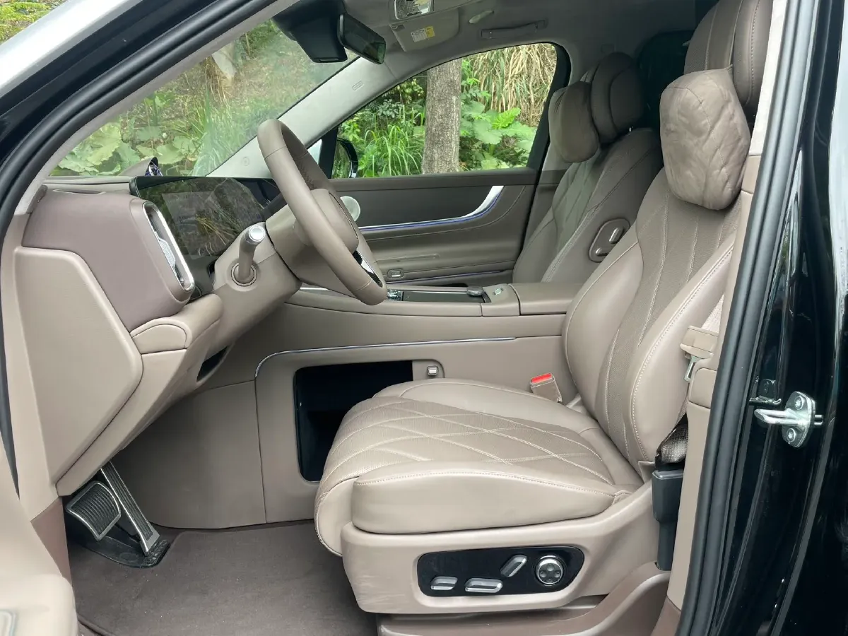 2025 AITO AITO M9 REEV 160HP REEV 52KWH,autocango,china used car exporter,china ev exporter,chinese used car exporter,chinese used ev exporter