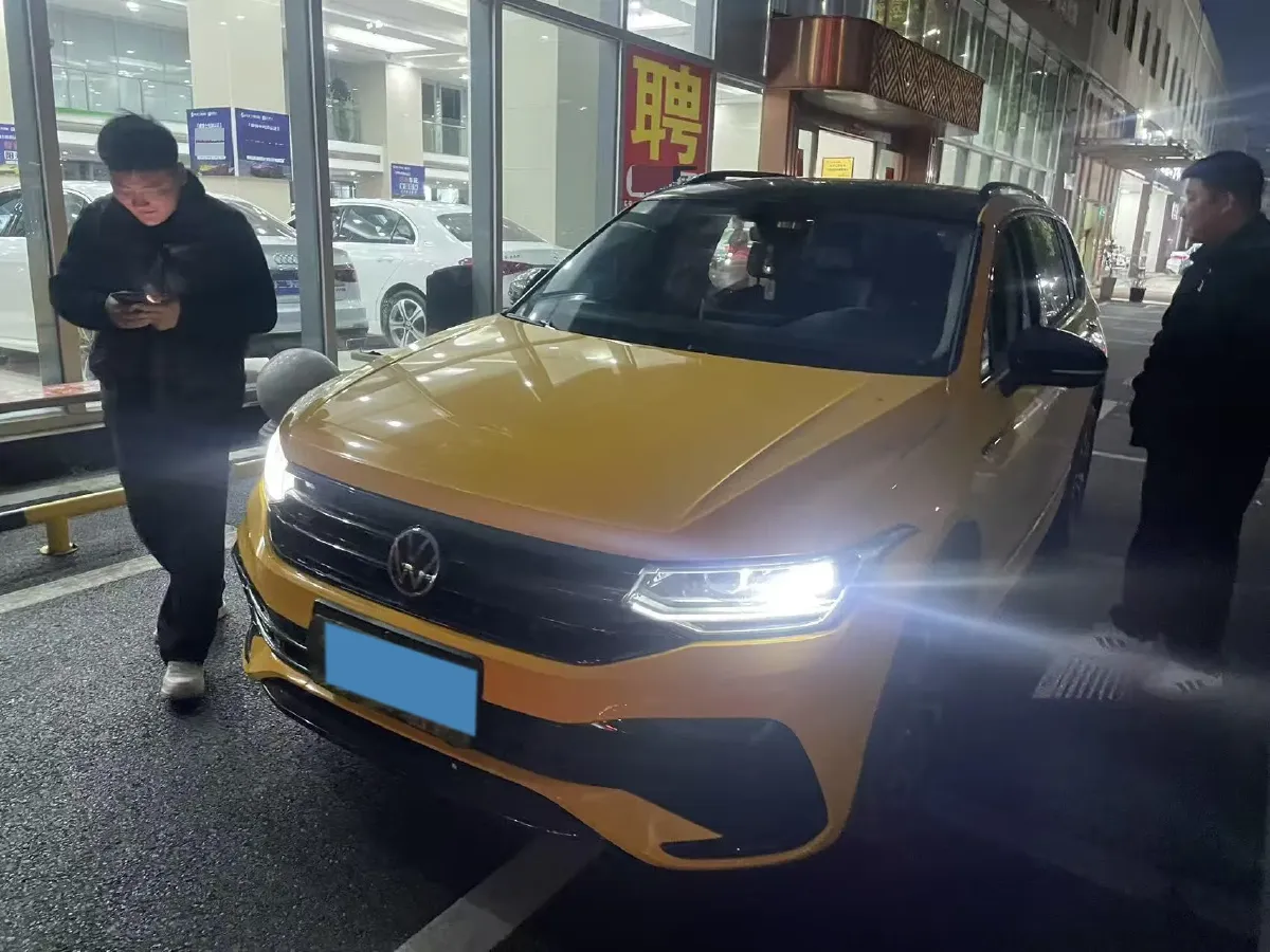2024 Volkswagen Tiguan L 2.0T 220HP L4 7DCT,autocango,china used car exporter,china ev exporter,chinese used car exporter,chinese used ev exporter