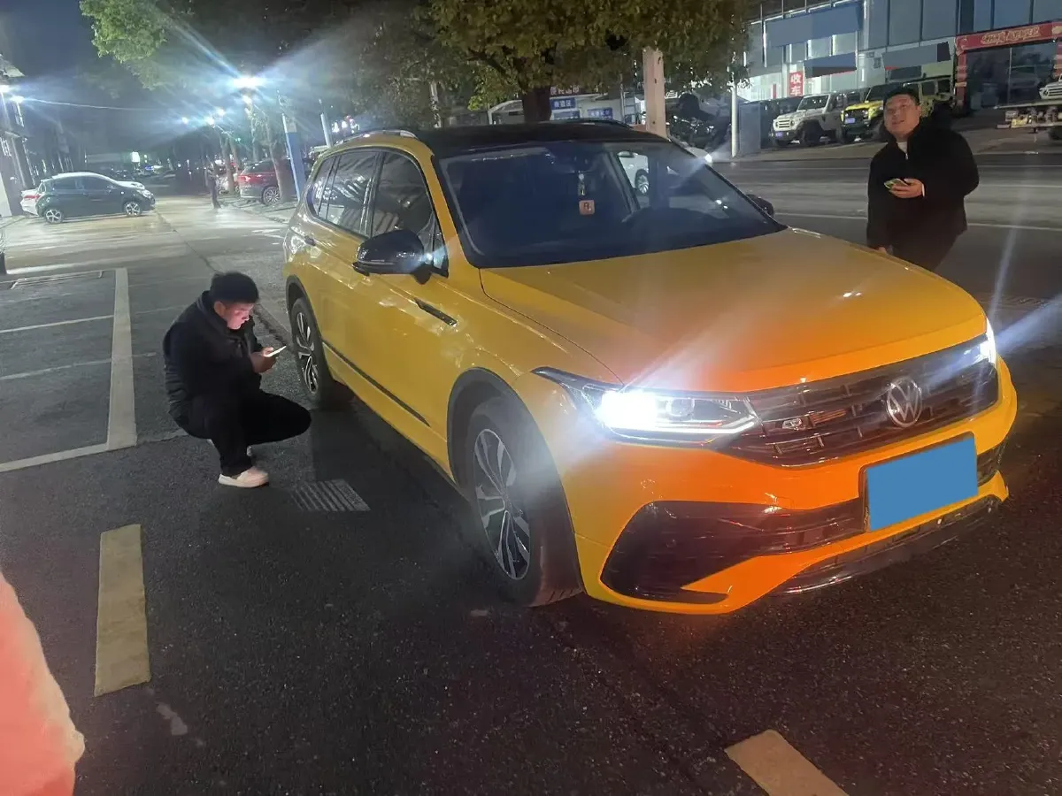 2024 Volkswagen Tiguan L 2.0T 220HP L4 7DCT,autocango,china used car exporter,china ev exporter,chinese used car exporter,chinese used ev exporter