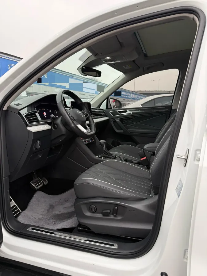 2023 Volkswagen Tiguan L 2.0T 186HP L4 7DCT,autocango,china used car exporter,china ev exporter,chinese used car exporter,chinese used ev exporter