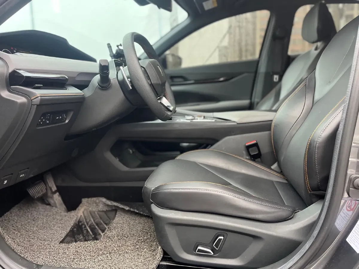 2023 ChangAn UNI-V 1.5T 188HP L4 7DCT,autocango,china used car exporter,china ev exporter,chinese used car exporter,chinese used ev exporter