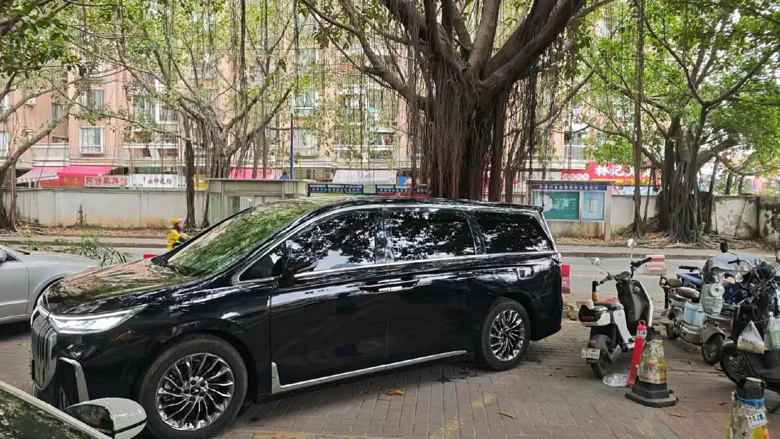 2024 Voyah Dream 1.5T 150HP L4 PHEV 43KWH,autocango,china used car exporter,china ev exporter,chinese used car exporter,chinese used ev exporter