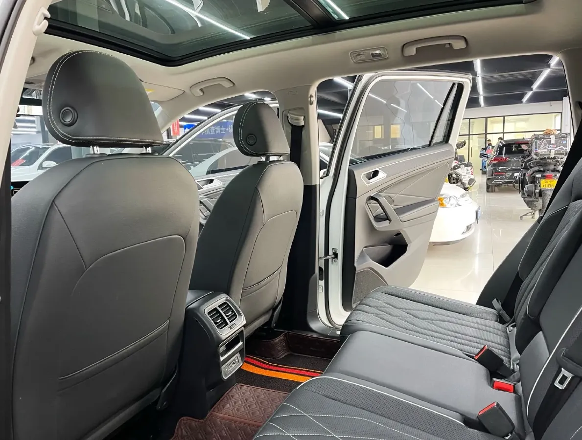 2024 Volkswagen Tiguan L 2.0T 186HP L4 7DCT,autocango,china used car exporter,china ev exporter,chinese used car exporter,chinese used ev exporter