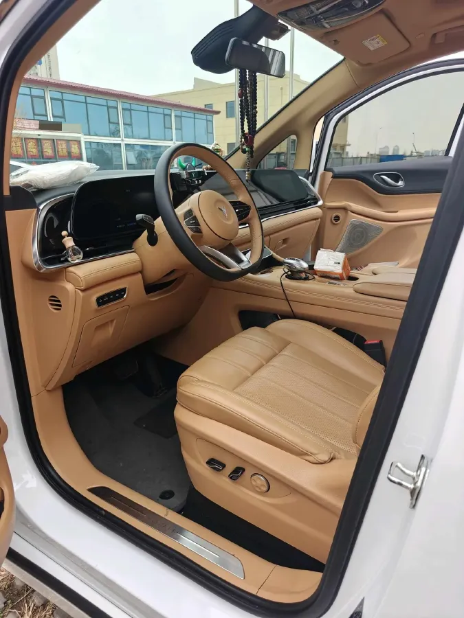 2024 Voyah Dream 1.5T 150HP L4 PHEV 43KWH,autocango,china used car exporter,china ev exporter,chinese used car exporter,chinese used ev exporter