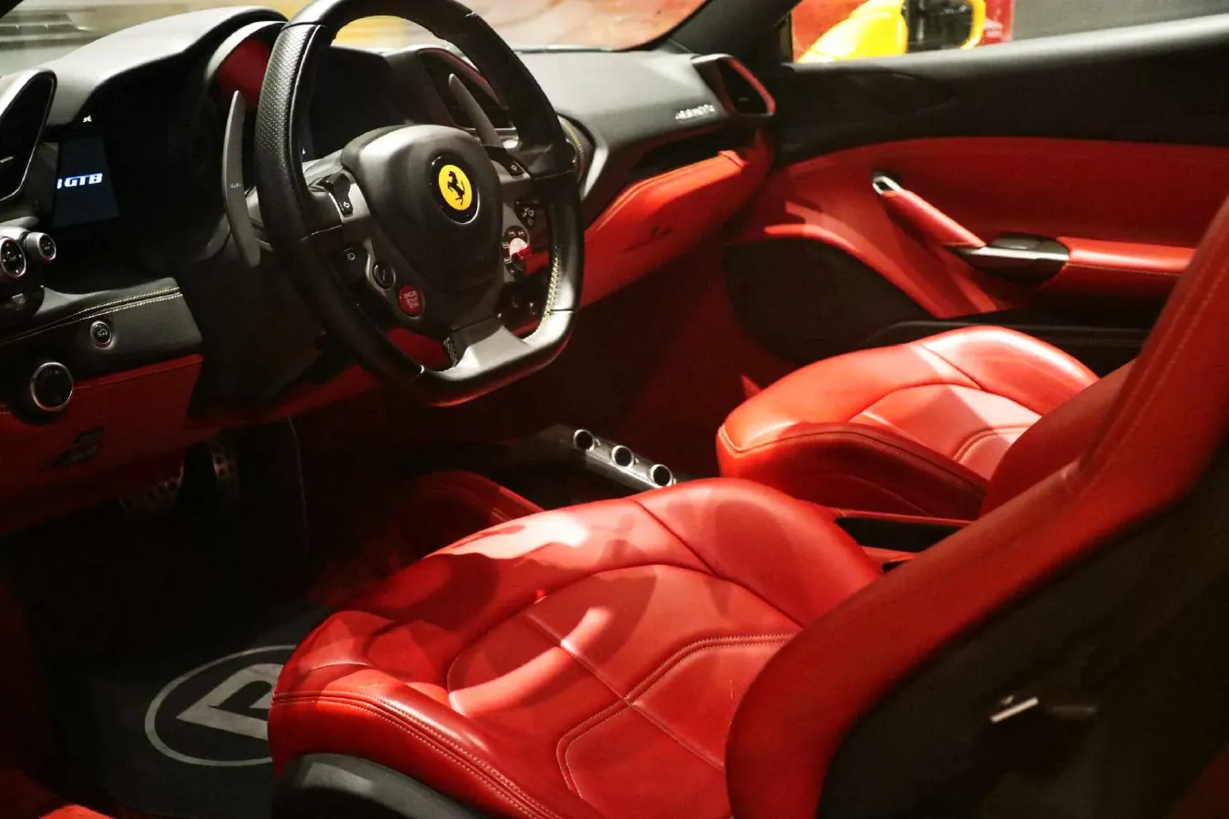 2015 Ferrari 488 3.9T 670HP V8 7DCT,autocango,china used car exporter,china ev exporter,chinese used car exporter,chinese used ev exporter