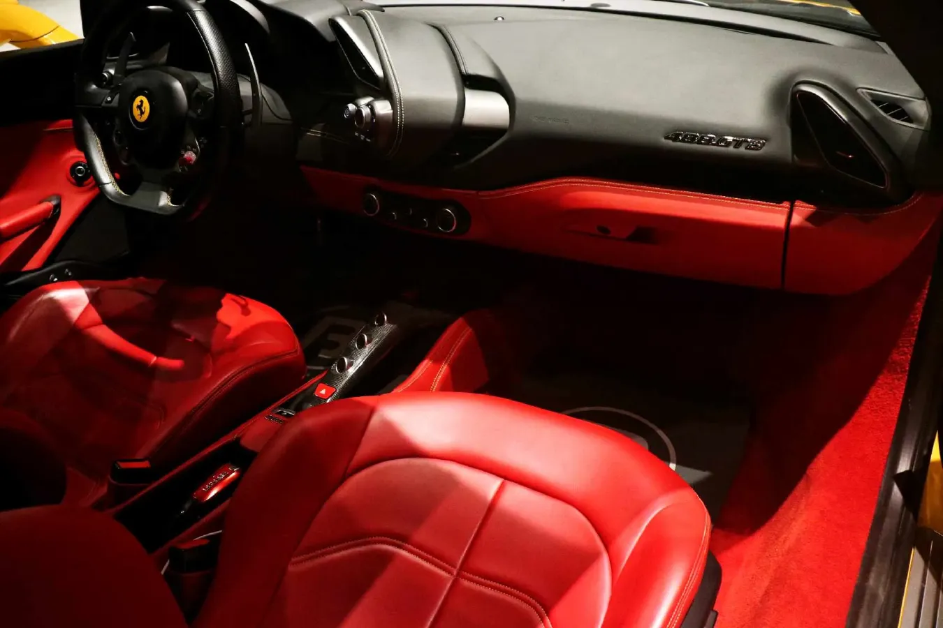 2015 Ferrari 488 3.9T 670HP V8 7DCT,autocango,china used car exporter,china ev exporter,chinese used car exporter,chinese used ev exporter