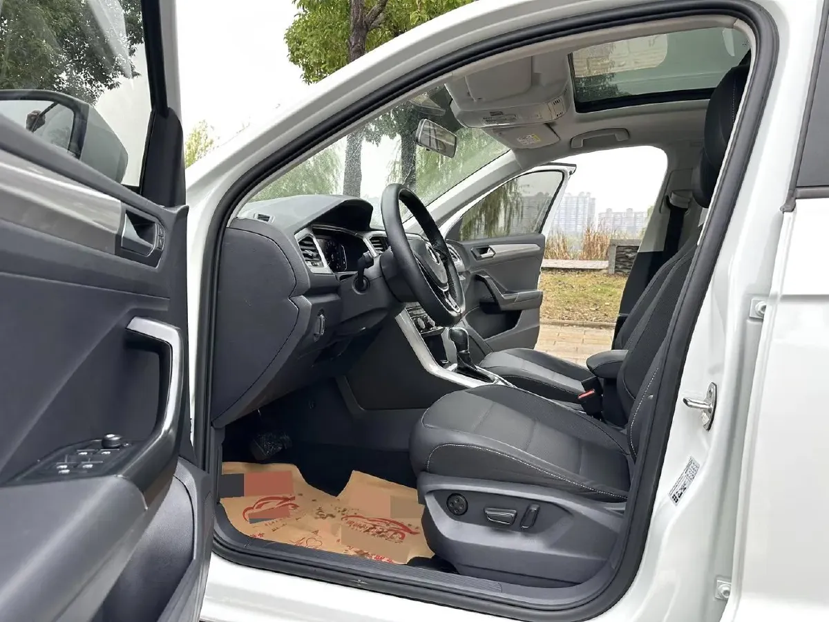 2021 Volkswagen T-Roc 1.4T 150HP L4 7DCT,autocango,china used car exporter,china ev exporter,chinese used car exporter,chinese used ev exporter