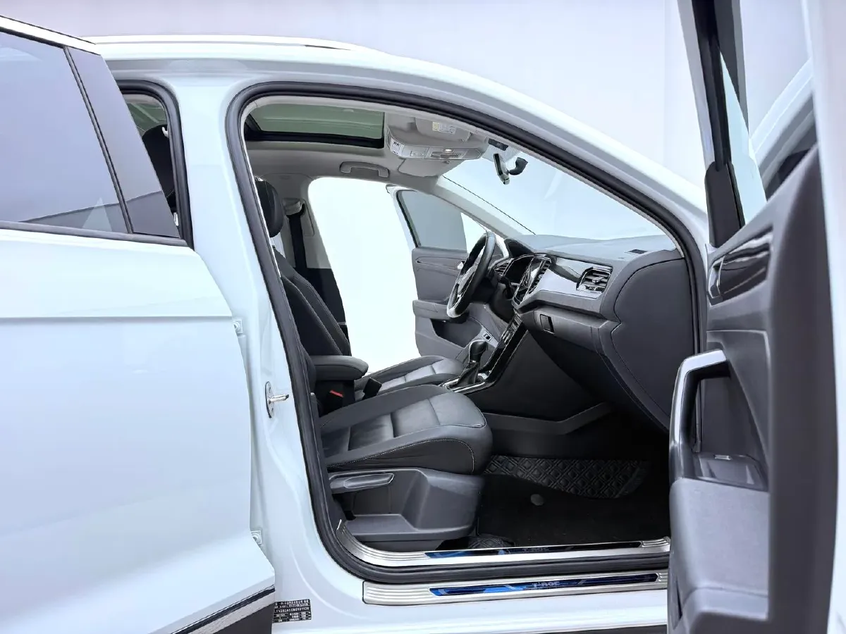 2021 Volkswagen T-Roc 1.4T 150HP L4 7DCT,autocango,china used car exporter,china ev exporter,chinese used car exporter,chinese used ev exporter