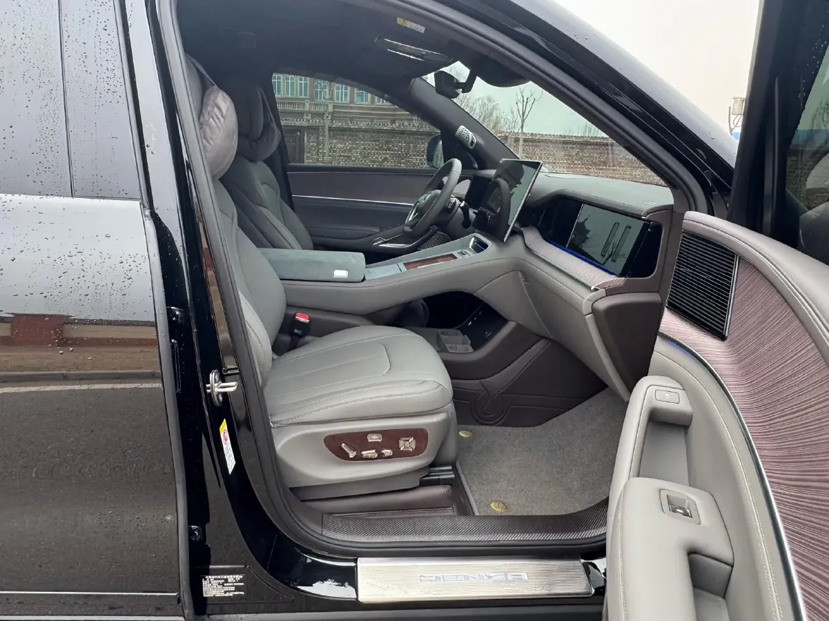 2025 Denza DenzaN9 2.0T 207HP L4 E-CVT PHEV,autocango,china used car exporter,china ev exporter,chinese used car exporter,chinese used ev exporter