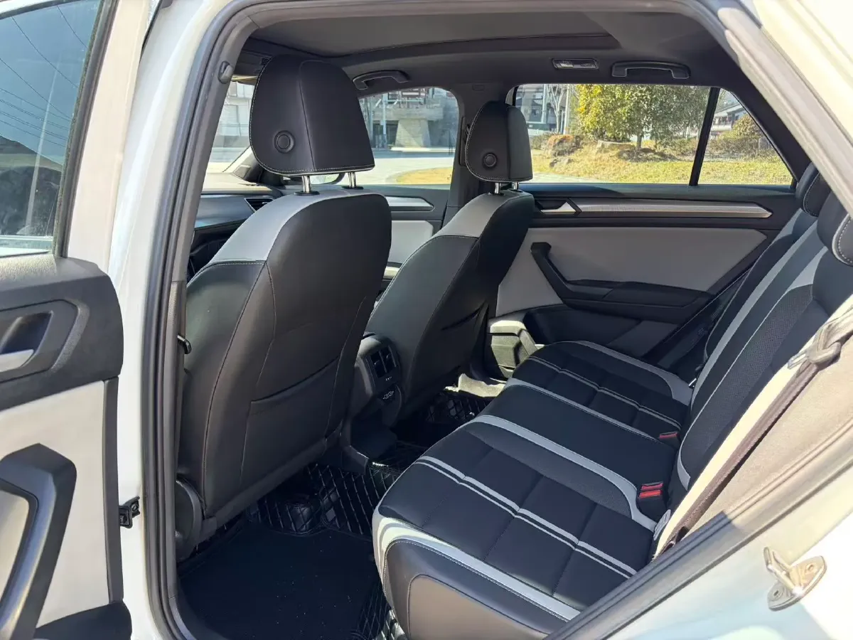 2023 Volkswagen T-Roc 1.5T 160HP L4 7DCT,autocango,china used car exporter,china ev exporter,chinese used car exporter,chinese used ev exporter