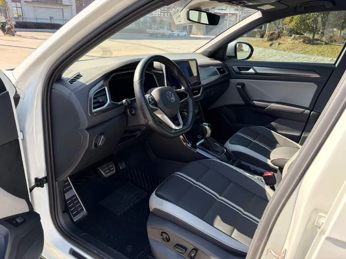 2023 Volkswagen T-Roc 1.5T 160HP L4 7DCT,autocango,china used car exporter,china ev exporter,chinese used car exporter,chinese used ev exporter
