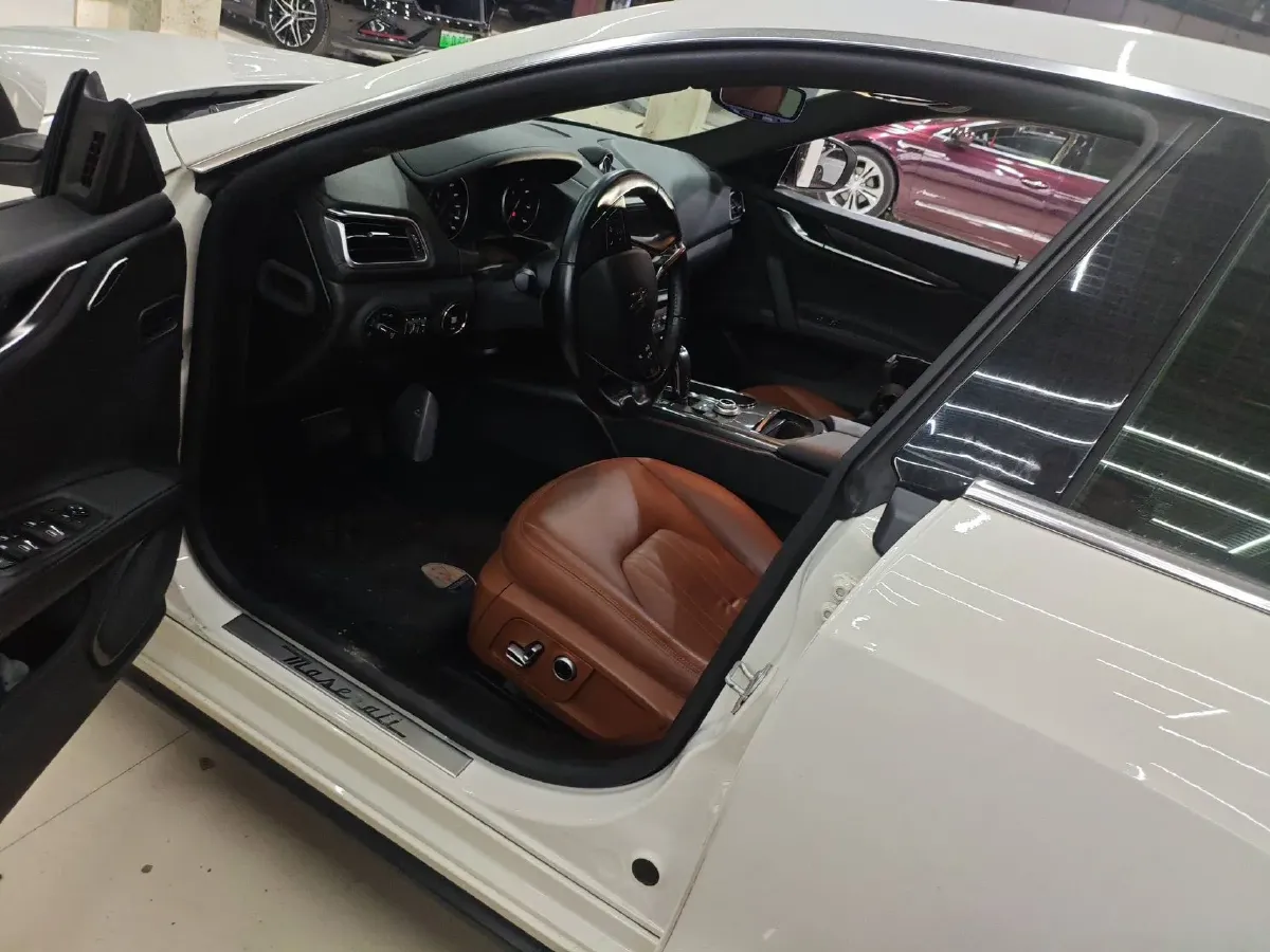 2021 Maserati Ghibli 2.0T 330HP L4 8AT,autocango,china used car exporter,china ev exporter,chinese used car exporter,chinese used ev exporter