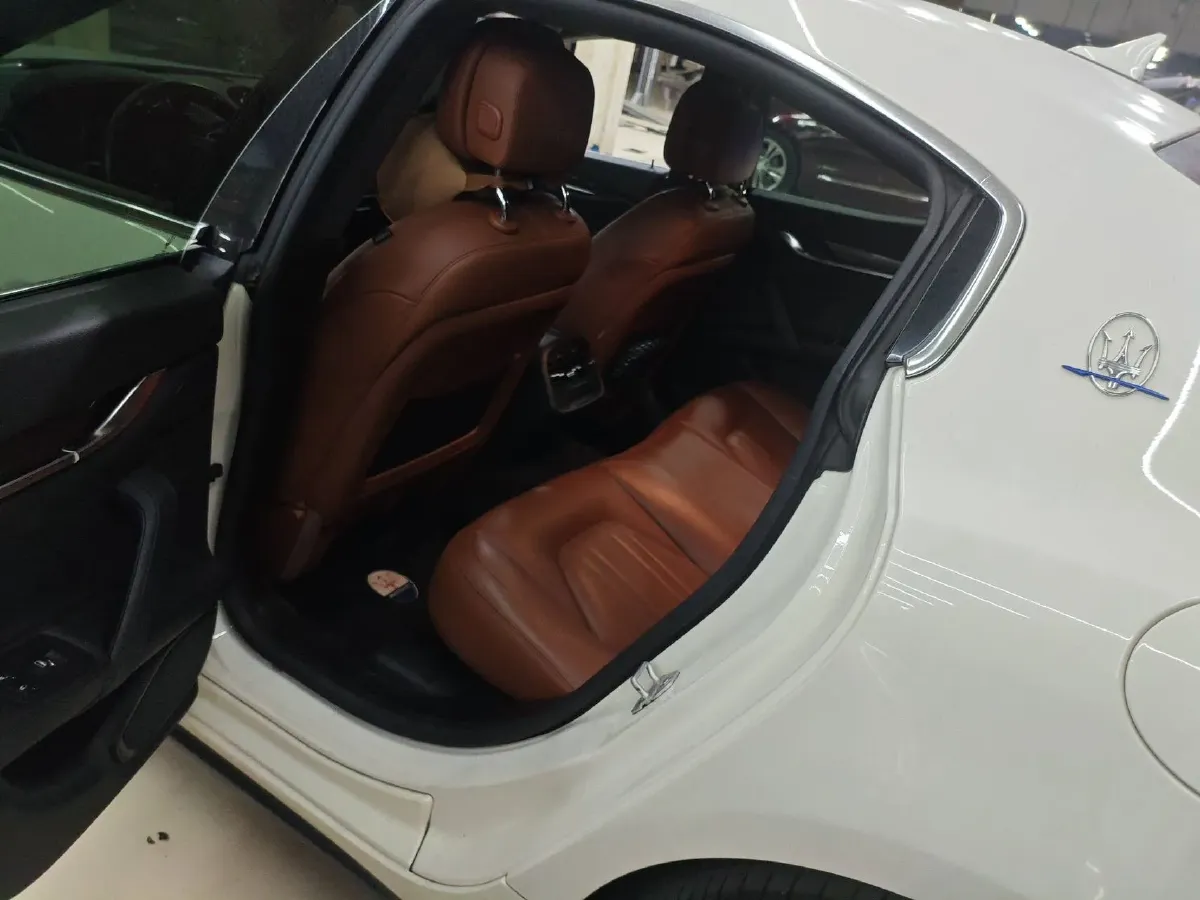 2021 Maserati Ghibli 2.0T 330HP L4 8AT,autocango,china used car exporter,china ev exporter,chinese used car exporter,chinese used ev exporter