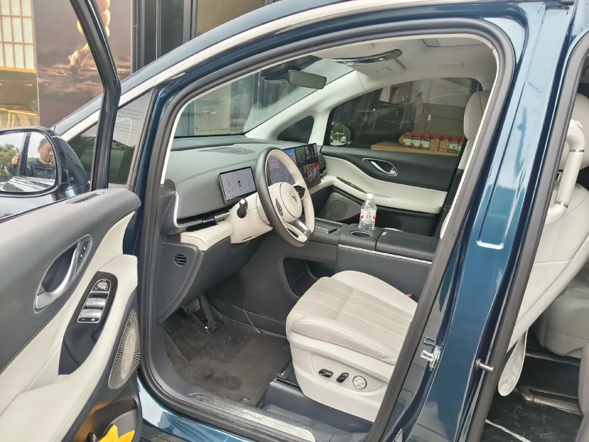 2025 Voyah Dream 1.5T 150HP L4 PHEV 41.7KWH,autocango,china used car exporter,china ev exporter,chinese used car exporter,chinese used ev exporter