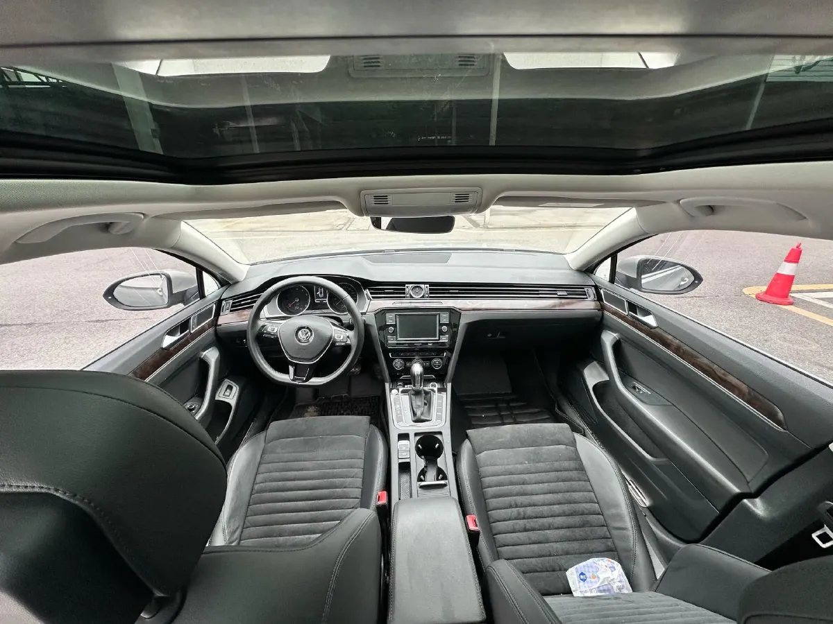 2018 Volkswagen Magotan 2.0T 220HP L4 7DCT,autocango,china used car exporter,china ev exporter,chinese used car exporter,chinese used ev exporter