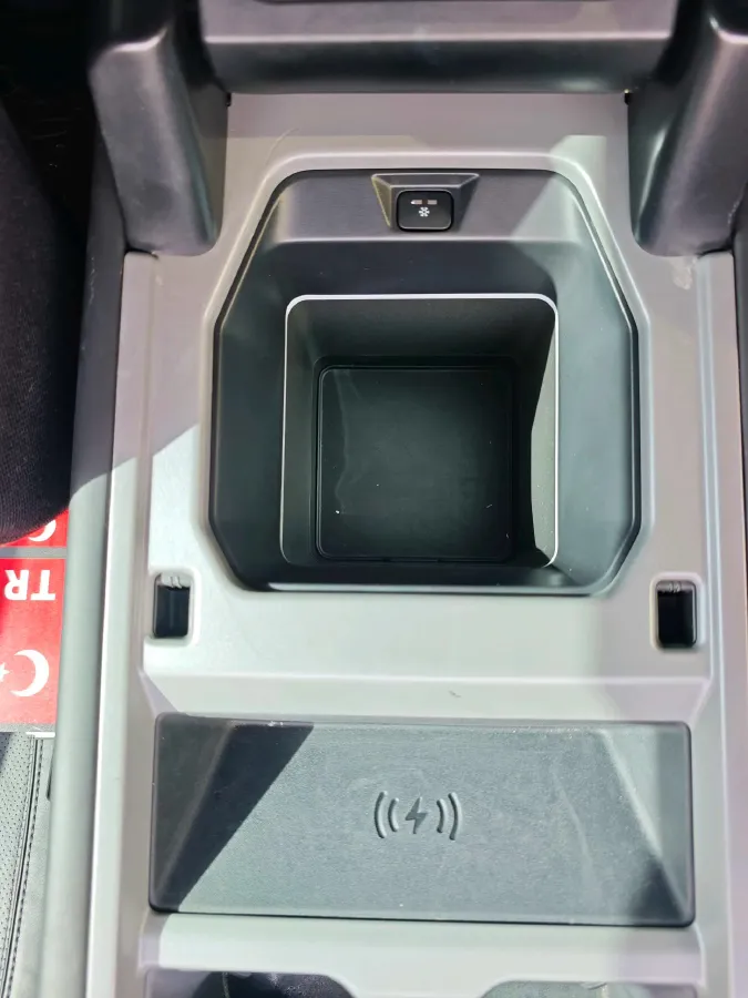 2025 Land Rover Defender 3.0T 400HP L6 8AT,autocango,china used car exporter,china ev exporter,chinese used car exporter,chinese used ev exporter