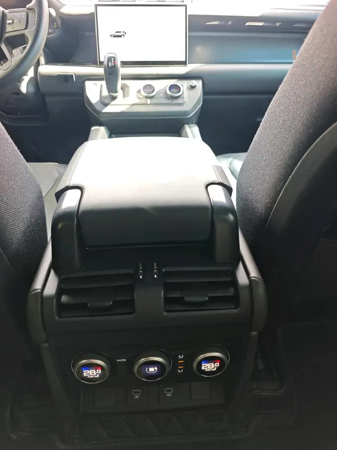 2025 Land Rover Defender 3.0T 400HP L6 8AT,autocango,china used car exporter,china ev exporter,chinese used car exporter,chinese used ev exporter