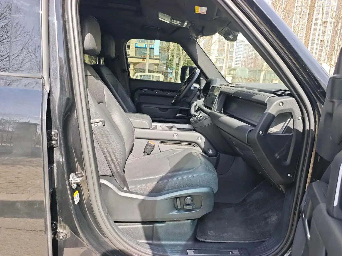 2025 Land Rover Defender 3.0T 400HP L6 8AT,autocango,china used car exporter,china ev exporter,chinese used car exporter,chinese used ev exporter