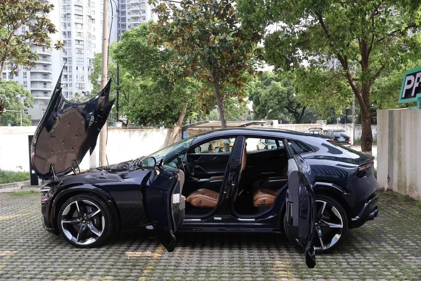 2023 Ferrari Purosangue 6.5L 725HP V12 8DCT,autocango,china used car exporter,china ev exporter,chinese used car exporter,chinese used ev exporter