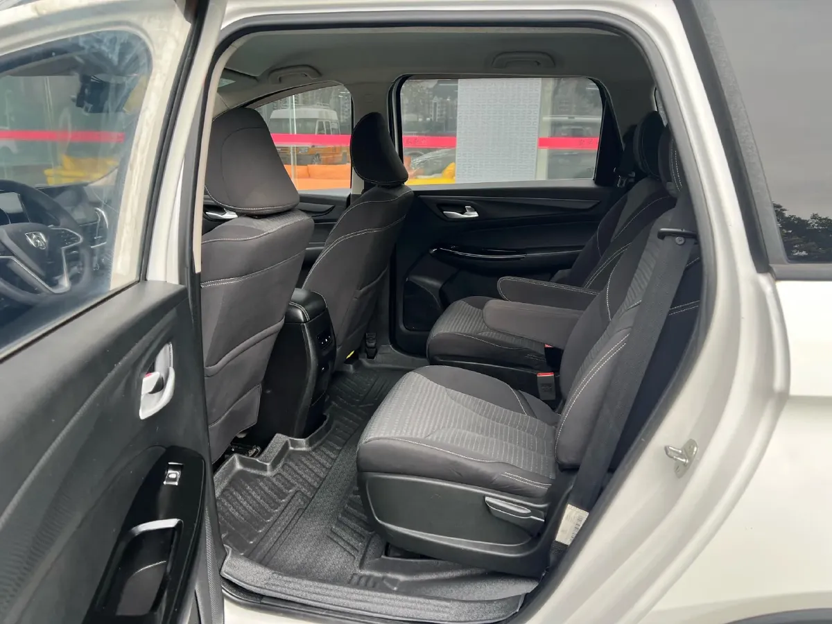 2019 BaoJun 730 1.5L 112HP L4 6MT,autocango,china used car exporter,china ev exporter,chinese used car exporter,chinese used ev exporter