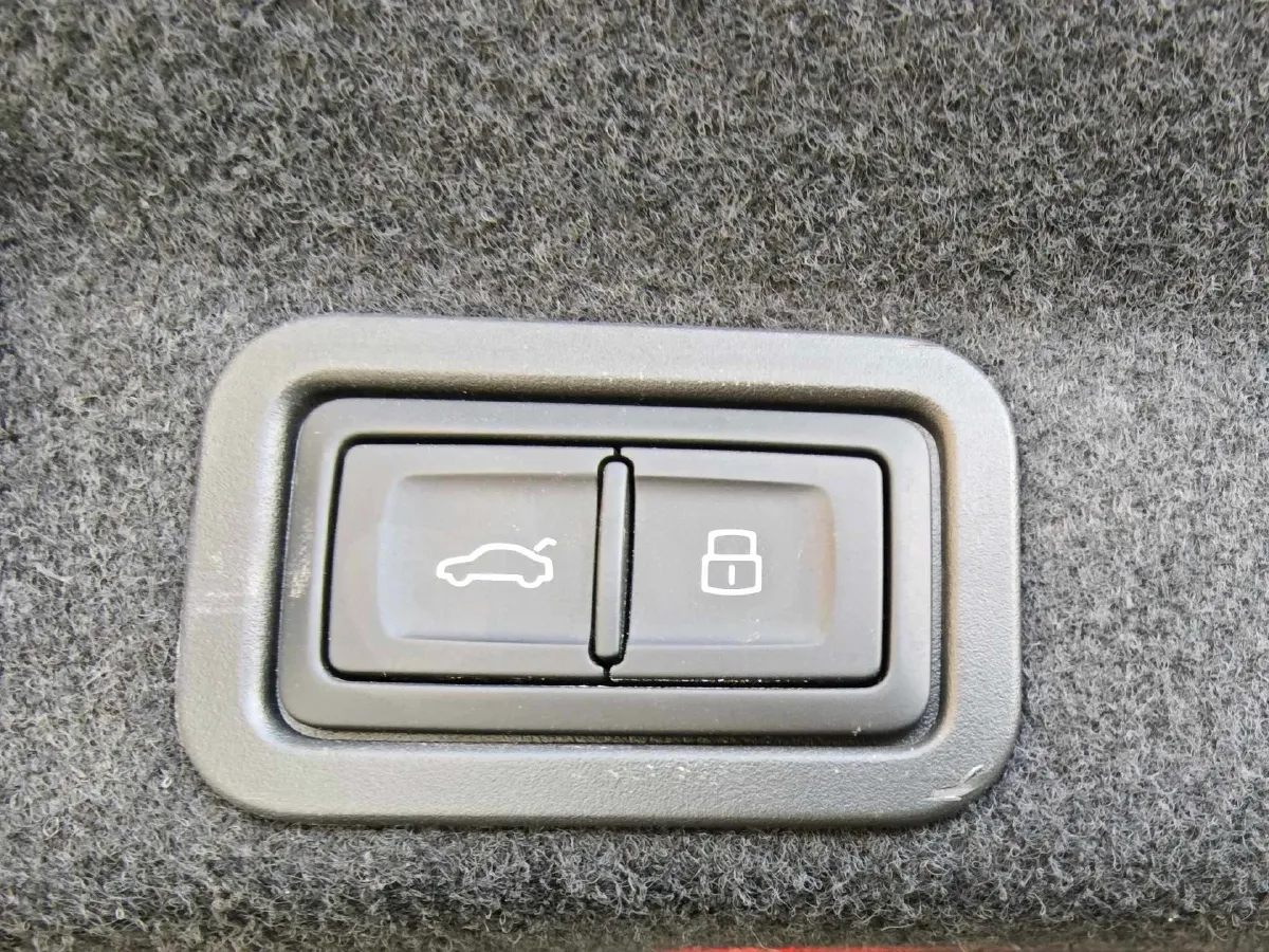 2025 Audi A6L 2.0T 245HP L4 7DCT,autocango,china used car exporter,china ev exporter,chinese used car exporter,chinese used ev exporter