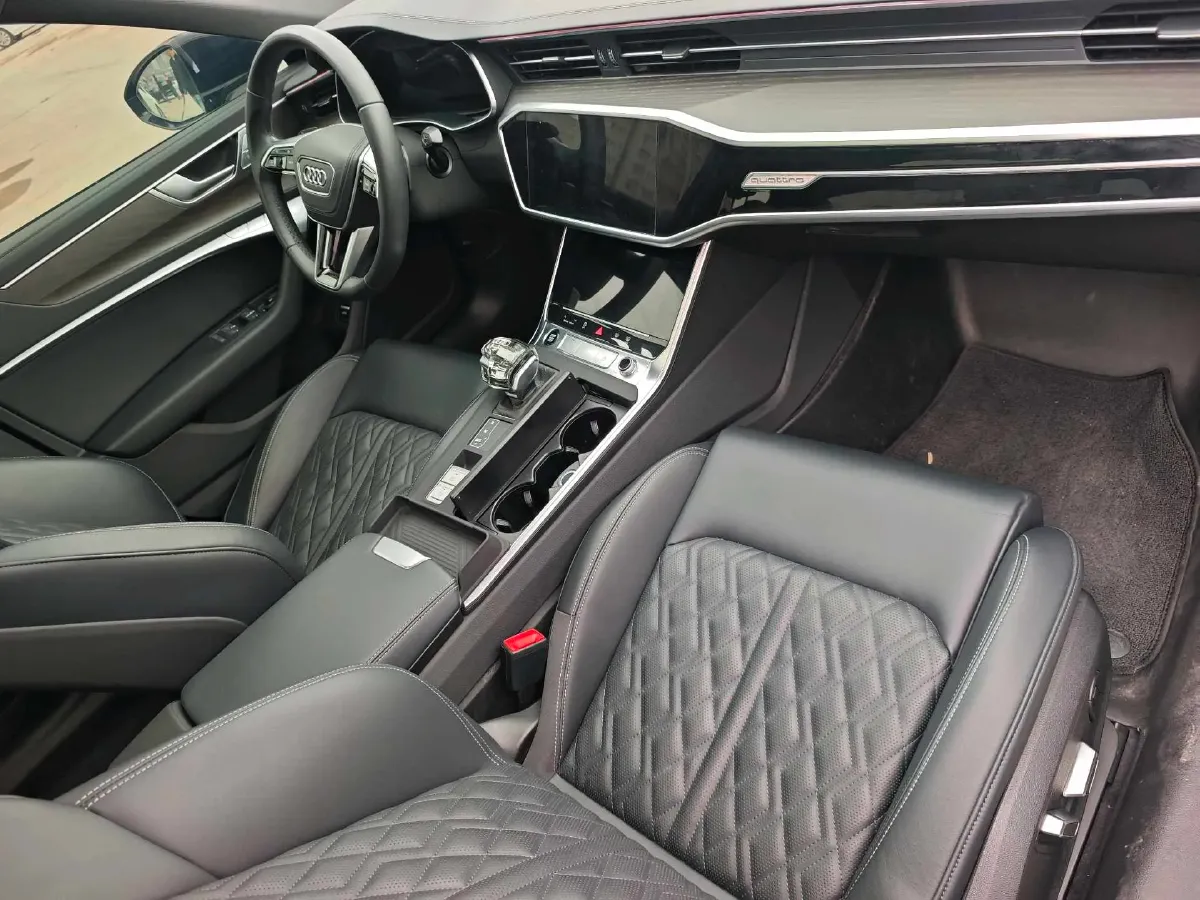 2025 Audi A6L 2.0T 245HP L4 7DCT,autocango,china used car exporter,china ev exporter,chinese used car exporter,chinese used ev exporter