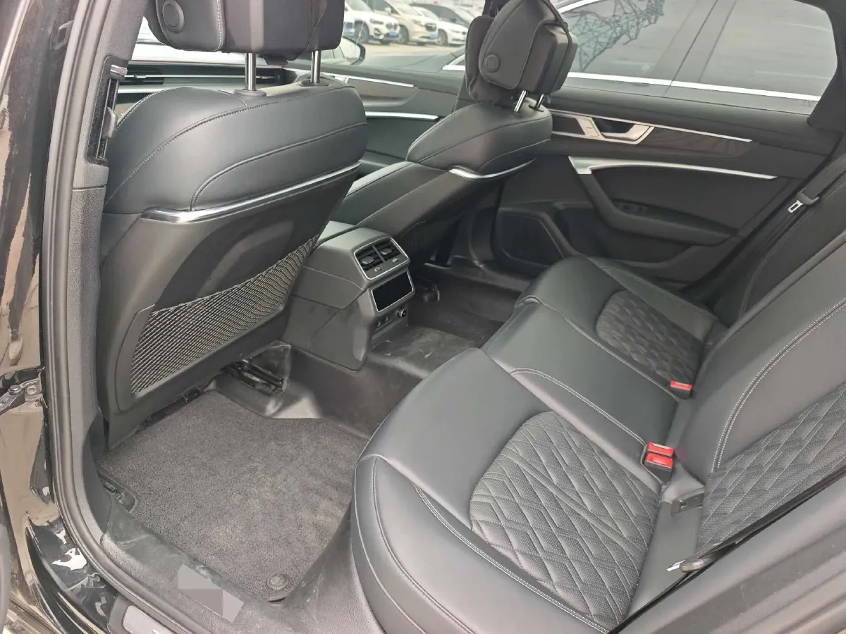 2025 Audi A6L 2.0T 245HP L4 7DCT,autocango,china used car exporter,china ev exporter,chinese used car exporter,chinese used ev exporter