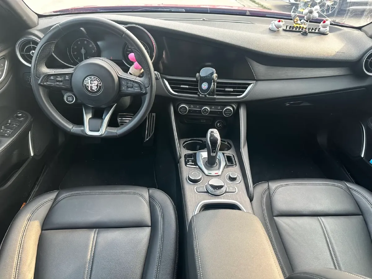 2022 Alfa Romeo Giulia 2.0T 280HP L4 8AT,autocango,china used car exporter,china ev exporter,chinese used car exporter,chinese used ev exporter