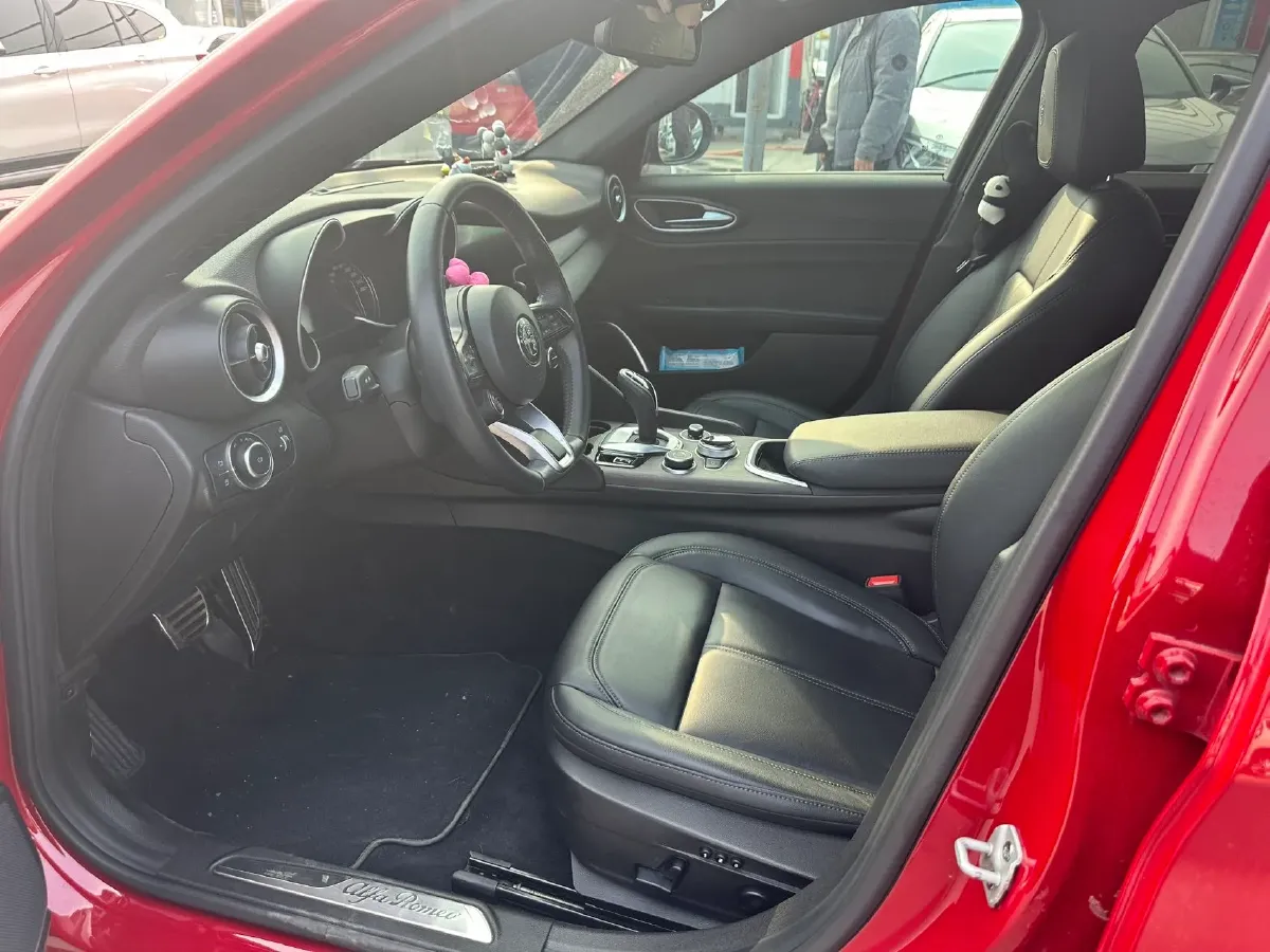2022 Alfa Romeo Giulia 2.0T 280HP L4 8AT,autocango,china used car exporter,china ev exporter,chinese used car exporter,chinese used ev exporter
