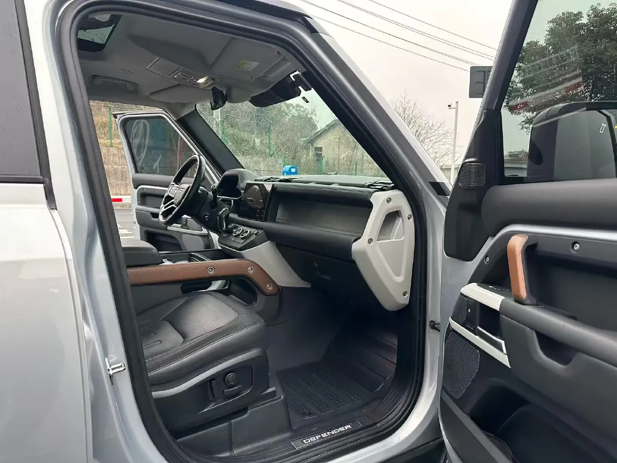 2022 Land Rover Defender 3.0T 400HP L6 8AT,autocango,china used car exporter,china ev exporter,chinese used car exporter,chinese used ev exporter