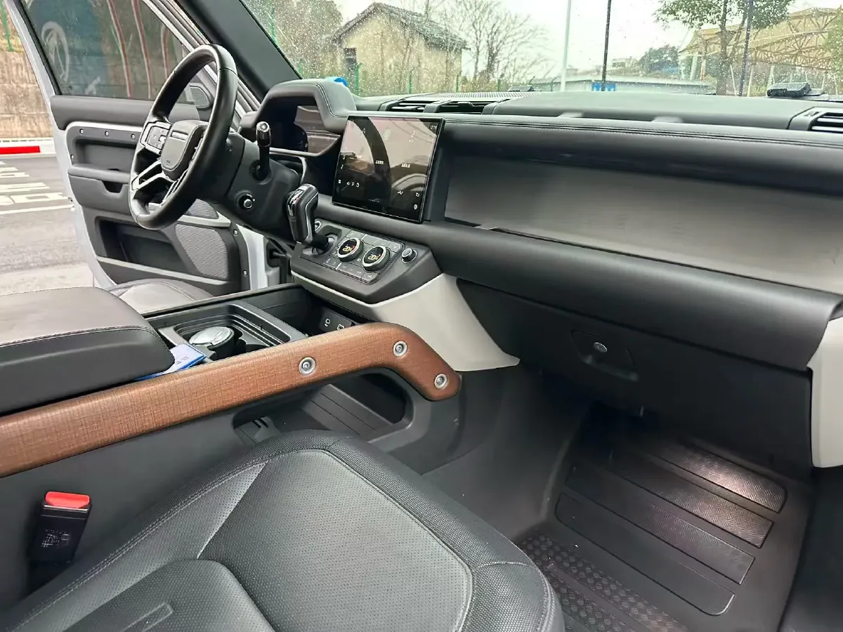 2022 Land Rover Defender 3.0T 400HP L6 8AT,autocango,china used car exporter,china ev exporter,chinese used car exporter,chinese used ev exporter