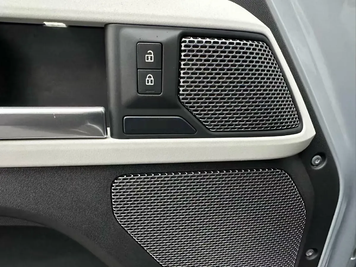 2022 Land Rover Defender 3.0T 400HP L6 8AT,autocango,china used car exporter,china ev exporter,chinese used car exporter,chinese used ev exporter