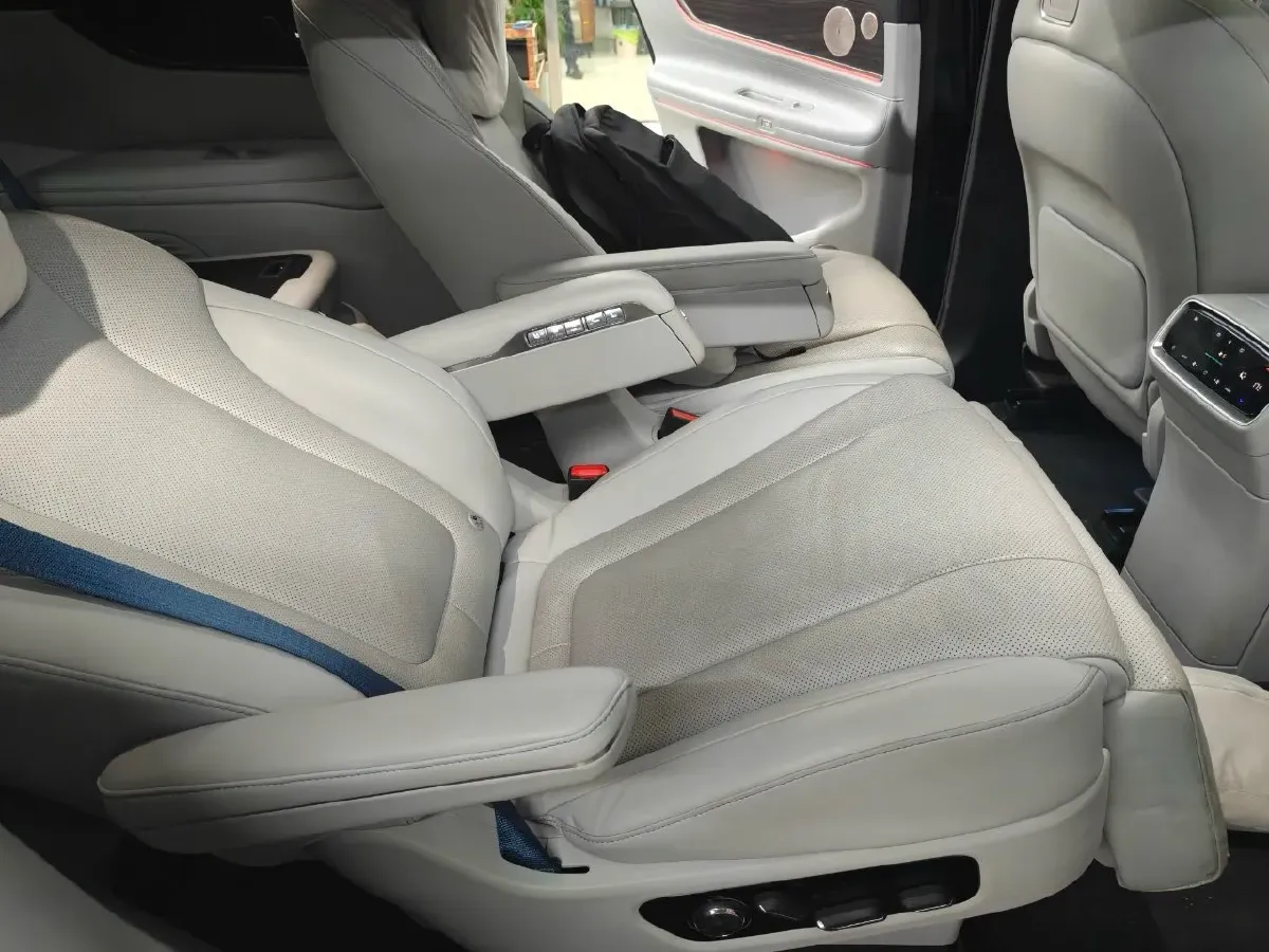 2024 AITO AITO M9 1.5T 152HP L4 REEV 42KWH,autocango,china used car exporter,china ev exporter,chinese used car exporter,chinese used ev exporter